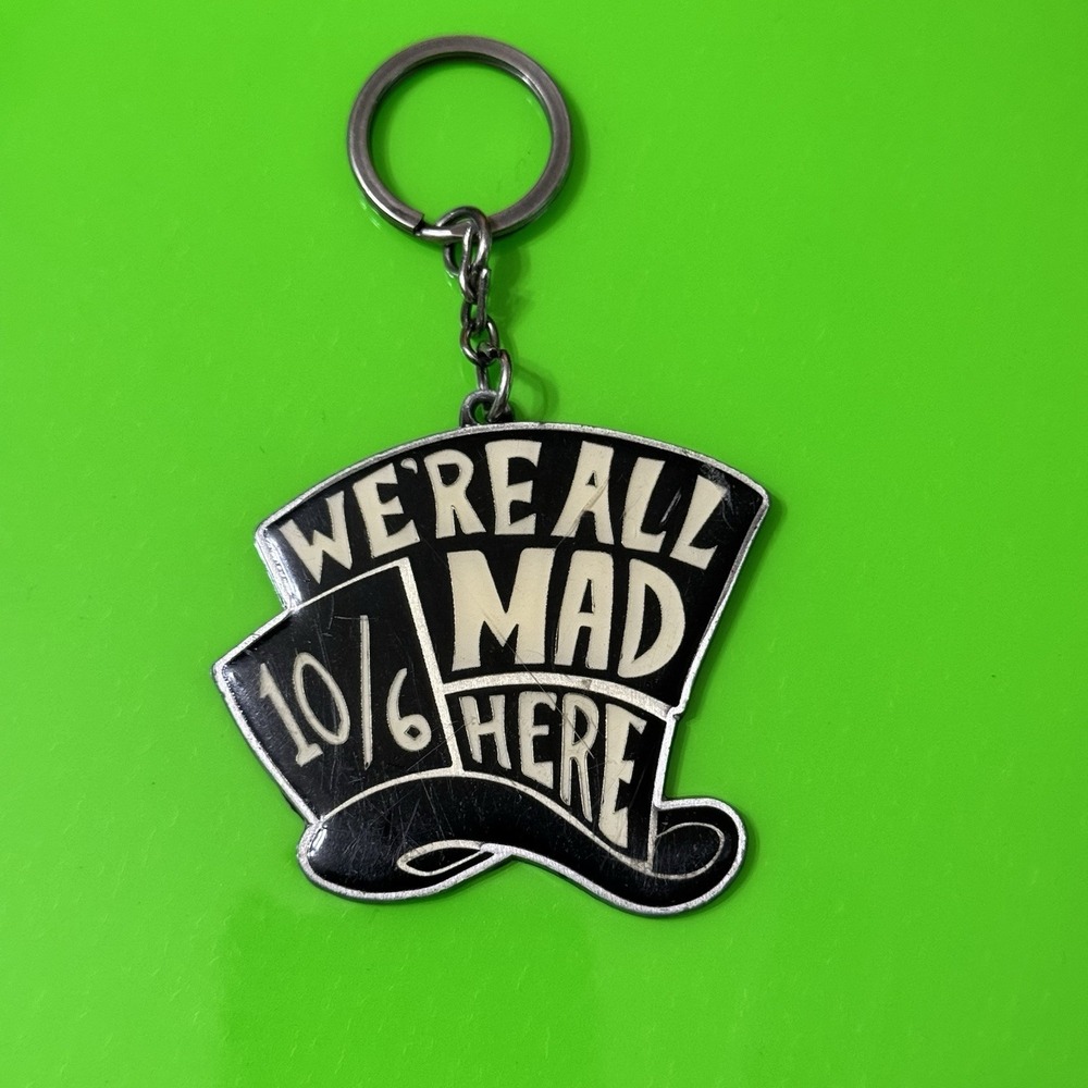 Disney Alice Wonderland Keychain Mad Hatter‎ 10/6 Black White Metal Vintage